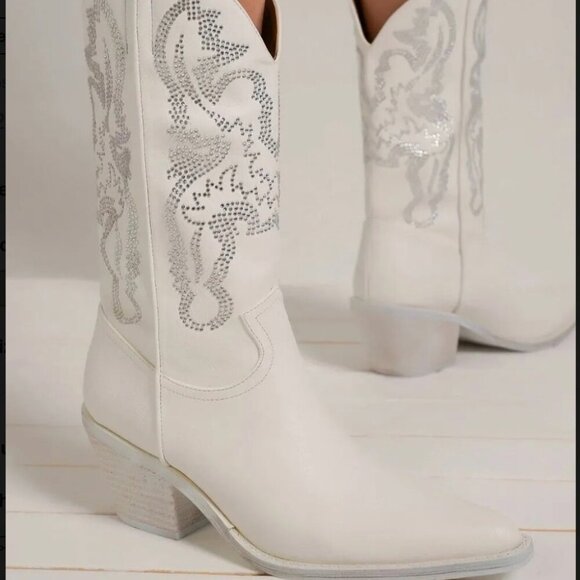 NEW Beast Fashion Rhinestone Detail Point Toe Boot - Picture 1 of 12
